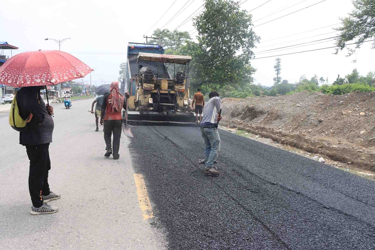 भरतपुरस्थित बाइपास सडक कालोपत्रेको काम गरिँदै